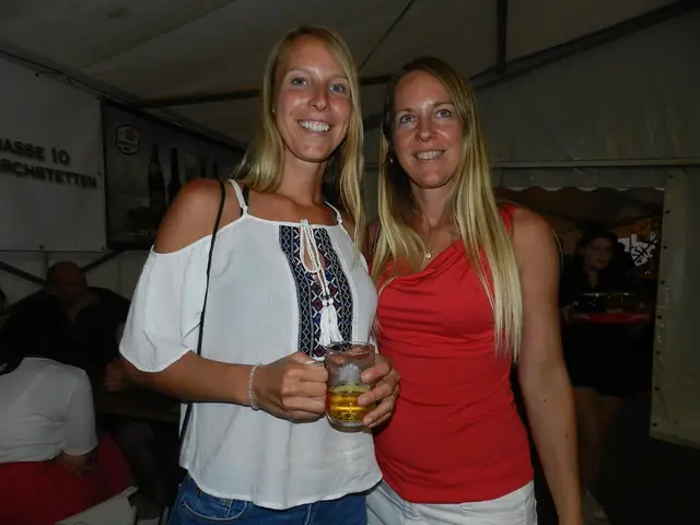 Christine Schibich, Verena Blamauer, Trinke heute  Bei diesen Sommerwetter Grünen veltiner | Foto: Heribert Punz