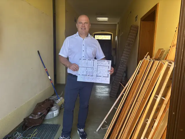 Bürgermeister Mario Trinkl: "Im Herbst sollen die Arbeiten in der Volksschule Königsdorf fertig sein. | Foto: Elisabeth Kloiber