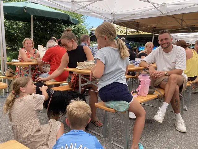 Ein ganz besonderes Highlight war der Besuch von Fußballstar Jakob Jantscher, der gemeinsam mit seiner Familie am Fest teilnahm. Der langjährige Publikumsliebling von Sturm Graz und ehemalige ÖFB-Nationalspieler, der im Juli 2025 seine beeindruckende Karriere beendete, nahm sich Zeit für Fotos und Gespräche.