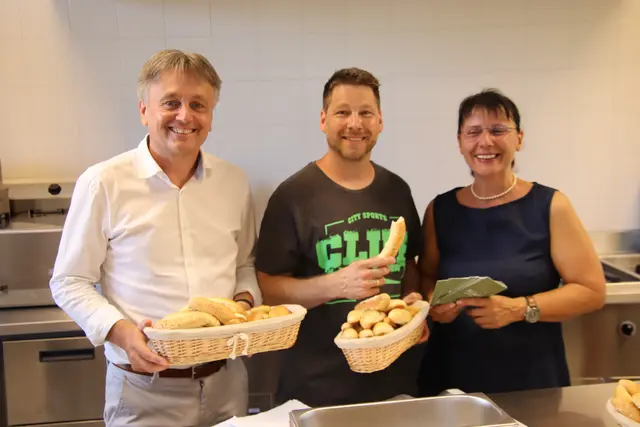 In der komplett erneuerten Küche: Restaurantleiterin Silvia Hafner, Küchenchef Daniel Sulzer und Burgstiftungsadministrator Michael Gerbavsits (von rechts). | Foto: Martin Wurglits