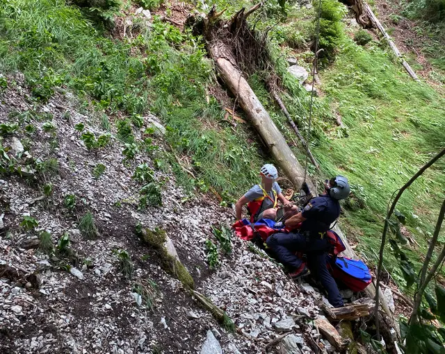 Am Samstagvormittag verunglückte ein 66-jähriger Einheimischer auf einer Wanderung Richtung Zwerloch in Vomp tödlich. Die Leiche musste mittels Polizeihubschrauber geborgen werden.  | Foto: ZOOM.TIROL