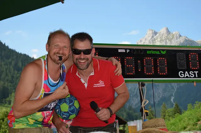 Schiedsrichter beim Riesenwuzzler-Turnier: Alex Rettensteiner und Wolfgang Hafner (v.li.) | Foto: Maria Astner-Meißnitzer