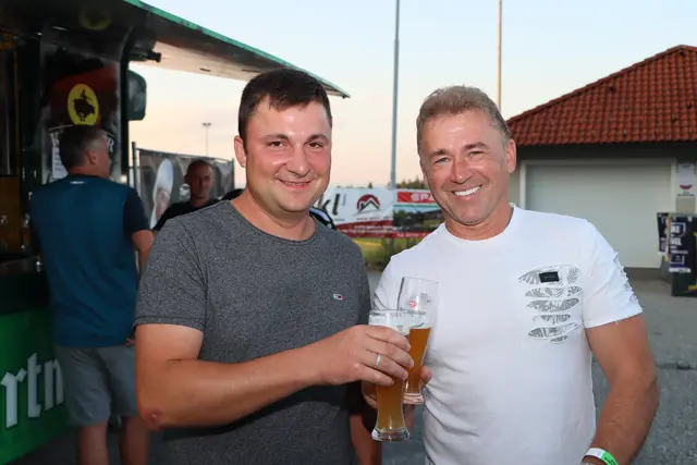 Andreas und Gottfried stossen auf einen perfekten Abend an. | Foto: Markus Bäumler/zema-medien.de