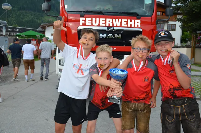 Die siegreiche Kindermannschaft "Lieber im Pool", Xaver, Alex, Matthias und Maxi (v.li. Felix nicht im Bild) | Foto: Maria Astner-Meißnitzer