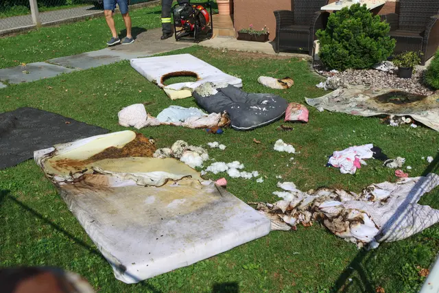  Vier Personen - darunter zwei kleinere Kinder - wurden vom Rettungsdienst erstversorgt und allesamt eher leichteren Grades verletzt ins Klinikum Wels gebracht.  | Foto: laumat/Matthias Lauber