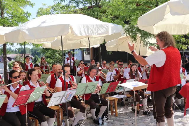 Zur Überraschung von Musikschuldirektor und Mitglied der Musikkapelle der Roto Frank und der Marktgemeinde Kalsdorf Manfred Uggowitzer eröffnete Kapellmeister Shorty Kemmer den Frühschoppen mit einem Happy Birthday. Für das Geburtstagskind, einem gebürtigen Villacher, der längst schon eingesteirert ist, folgte der Marsch "Ein Herz fürs Steirerland".  | Foto: Edith Ertl