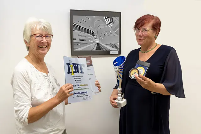 Mag. Dorothea Post (Obfrau des Fotoklubs der Naturfreunde Vöcklabruck) und Preisträgerin Monika Pomayr. | Foto: Alois Huemer