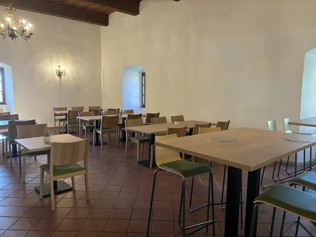 Der ehemalige Schankraum ist nun ausschließlich Tagesrestaurant, die Theke ist an den Rand der renovierten Außenterrasse gewandert. | Foto: Martin Wurglits