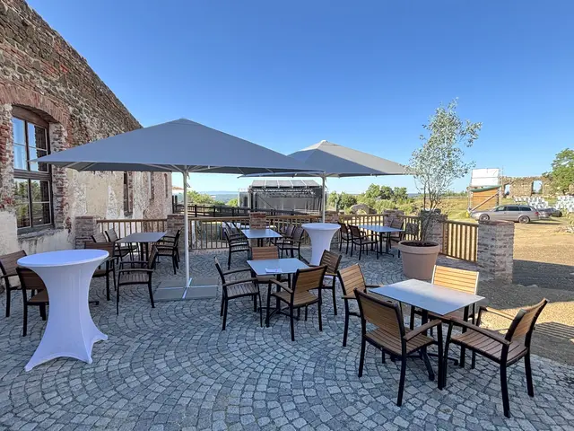 Die Terrasse neben dem Eingang wurde erweitert. | Foto: Martin Wurglits