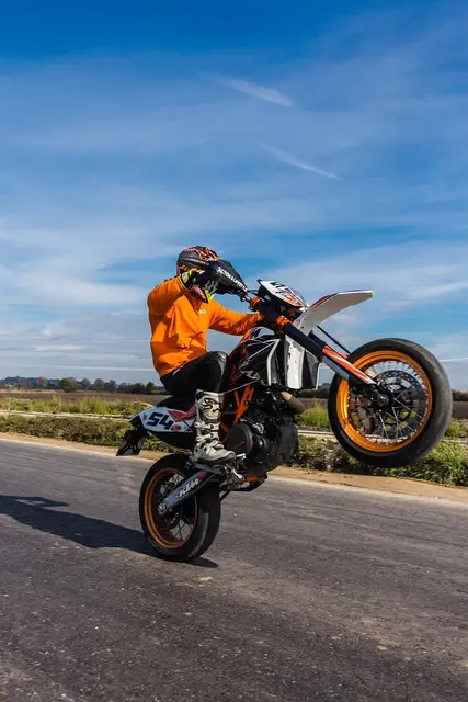 Ein WHeelie wurde einem österreichischen Motorradlenker zum Verhängnis. Er überschlug sich beim Sturz und verletzte sich dabei. (Symbolfoto) | Foto: Pixabay