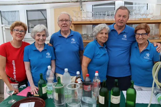 Margit, Helga, Herbert, Uschi, Walter und Ingrid kamen mit dem Einschenken kühler Getränke kaum nach. | Foto: Manfred Wlasak