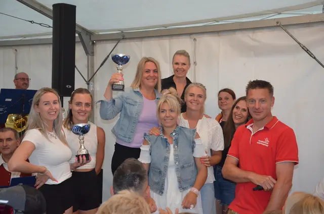 OFK Hans-Peter Webersberger gratulierte den "Dorfmädls" zum Sieg in der Damenwertung.  | Foto: Maria Astner-Meißnitzer