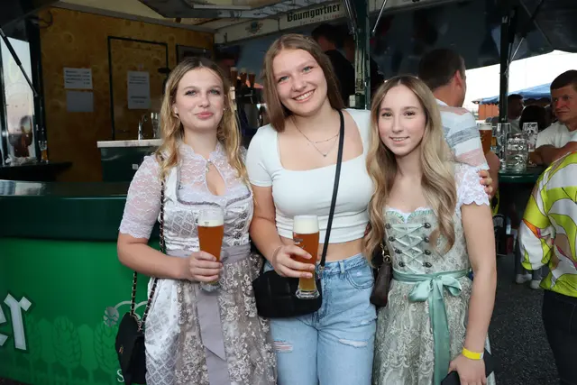 Julia, Hanna und Leoniegeniessen ihren gemeinsamen Abend. | Foto: Markus Bäumler/zema-medien.de