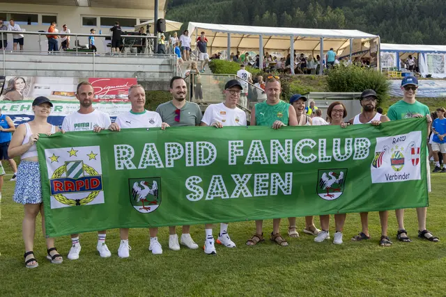 Der "Rapid Fanclub Saxen" mit dem neuen Rapid-Trainer Peter Stöger. | Foto: Reinhard Huber Picture/Tsv Meisl Grein