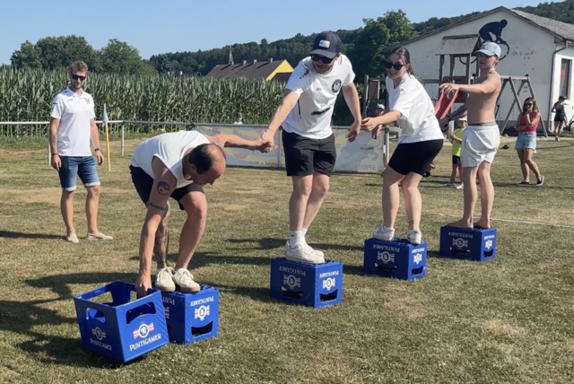 Auch Bierkisten-Rennen stand auf dem "olympischen" Programm am Sportplatz in Wallendorf.  | Foto: Elisabeth Kloiber
