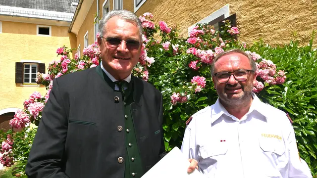 Bürgermeister Alex Thoma und Pfarrer Slawomir Czulak