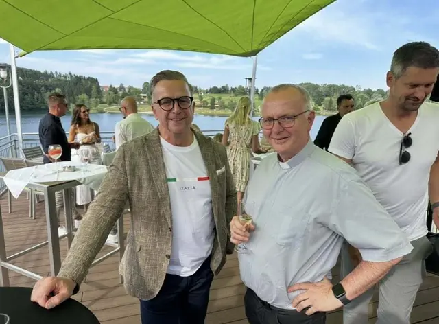 Gipfeltreffen am See: Bürgermeister Helmut Linhart und Pfarrer Martin Trummler, im Hintergrund Ex-Goalie Michael Gspurning, der extra aus Berlin kam. | Foto: Stadtgemeinde Köflach