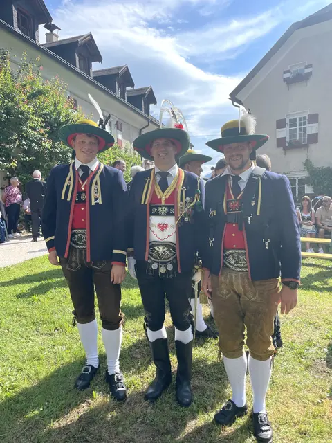 Kapellmeister Alexander Strickner, Bürgermeister und Schützenhauptmann Mario Nocker und Obmann Thomas Strickner
 | Foto: Mair