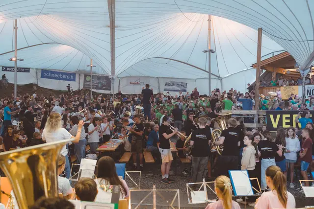 Beim Abend der Jugend sorgten alle Jugendkapellen des Musikbezirks für gute Stimmung und für ein übervolles Zelt. | Foto: Thomas Holzmann