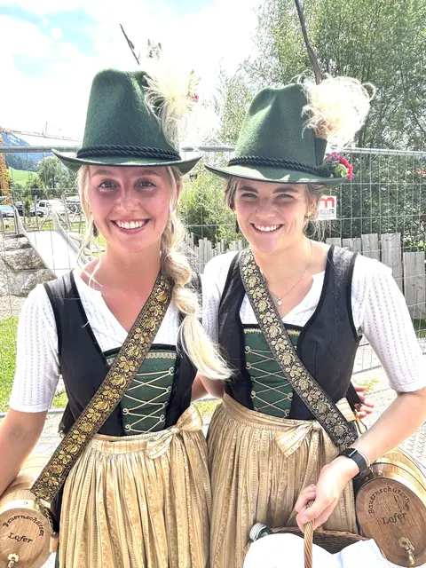 Die Loferer Marketenderinnen boten "Flüssiges". | Foto: Kogler