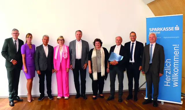 Sparkassenratsvorsitzender Klaus Winkler und Vorstandsmitglied Petra-Panja Schmidberger mit den fünf verabschiedeten Ratsmitgliedern Gerhard Eilenberger, Barbara Planer-Beranek (ehem. Sparkassenratsvorsitzender-Stv.), Karl Klausner, Eva Grißmann und Klaus Lackner und dem Sparkasse Kitzbühel Vorstandsvorsitzenden Thomas Hechenberger und Staatskommissär Martin Grander (v. li.).
 | Foto: Sparkasse Kitzbühel