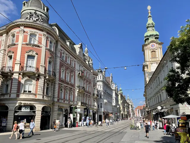 Viel Asphalt: MeinBezirk-Leserinnen und -Leser kritisieren, dass es, bis auf diesen Baum im Vordergrund in der Herrengasse und am Hauptplatz kein Grün gibt. | Foto: MeinBezirk