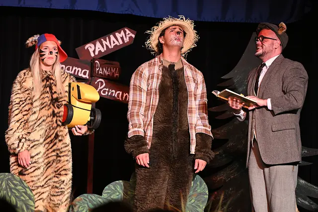 Tiger (Laura Müller) und Bär (Alexander Khabir) holen sich Rat | Foto: Josef Bodner