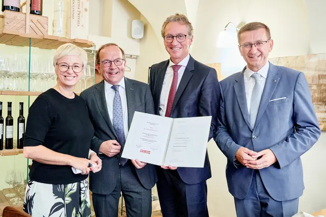 WKOÖ-Präsidentin Doris Hummer überreichte an Leonhard Schitter das Kommerzialrat-Dekret. Der zweite Nationalratspräsident Peter Haubner (2. v. l.) und Wirtschafts-Landesrat Markus Achleitner (r.) (beide ÖVP) gratulierten. | Foto: Lauringer
