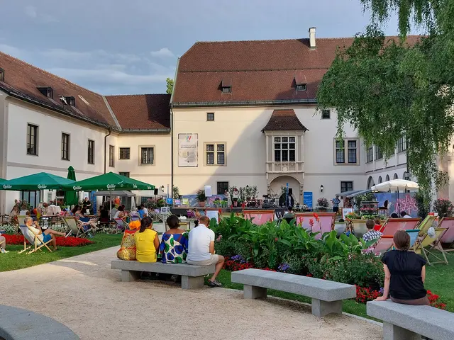 Im gemütlichen Ambiente des Burggartens genoss man das Kulturfestival bei sonnigem Wetter. | Foto: Lirau