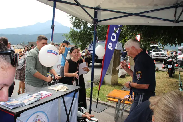 Geduldig und freundlich informierten die Polizisten  Interessierte | Foto: Manfred Jordan