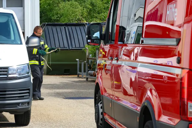 Unerwünschter Besuch auf der Toilette eines Betriebs in Wels-Pernau. Die Feuerwehr musste die eineinhalb Meter lange Schlange einfangen. | Foto: laumat.at