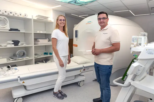 Trauns Bürgermeister Karl-Heinz Koll freut sich mit Radiologin Edda Biedermann, dass in Traun auf modernste Gesundheitstechnologie gesetzt wird. | Foto: Stadtarchiv Traun