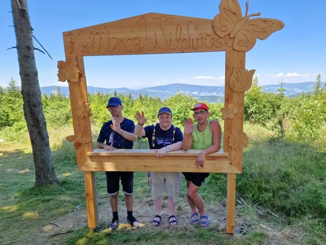 Holz im Wald statt auf der Werkbank: Die Holz-Bar-Gruppe der Lebenshilfe Hartberg, Standort St. Johann, genoss den Ausflug ins Joglland. | Foto: © Lebenshilfe Hartberg