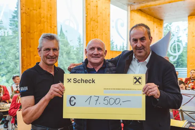 Bei der kurzerhand organisierten Spendentombola für Gschnitz konnte eine stolze Summe übergeben werden.  | Foto: Thomas Holzmann