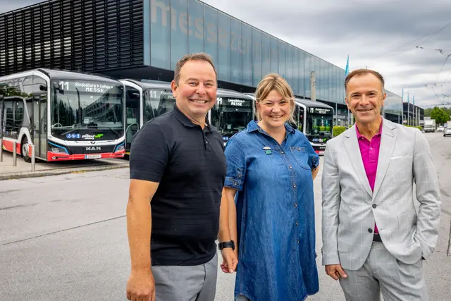 Seit Anfang Juli sind auf der Linie 11 ausschließlich emissionsfreie Batteriebusse unterwegs. Im Bild (v.l.): Albus-Geschäftsführer Hermann Häckl, Planungsstadträtin Anna Schiester und Bürgermeister Bernhard Auinger. | Foto: Stadt Salzburg / Wildbild