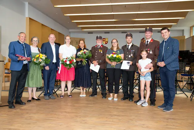 Paul Greiter, Romana Greiter, Karl Heymich, Nicole Heymich, Fatima Bacher-Werth, Josef Bacher, Verena Geiger, Jakob Geiger, Walter Hochenegger, Tereza Hochenegger und Simon Schwendinger (v.l.). | Foto: Maria Venier