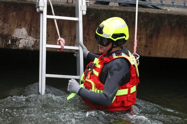 Waffenfund im Welser Mühlbach: Fließwasserretter der Feuerwehr bringt eine Pistole für die Polizei zum Vorschein.