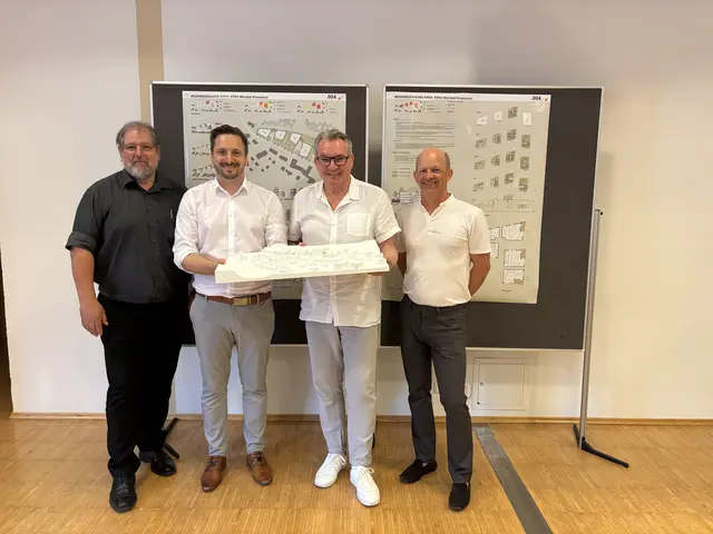 Bürgermeister Andreas Gang (2v.l.) und NHT-Geschäftsführer Johannes Tratter (3.v.l.) präsentieren mit Jury-Mitgliedern Dietmar Ewerz (li.) und Markus Prackwieser (re.) das Siegerprojekt. | Foto: NHT