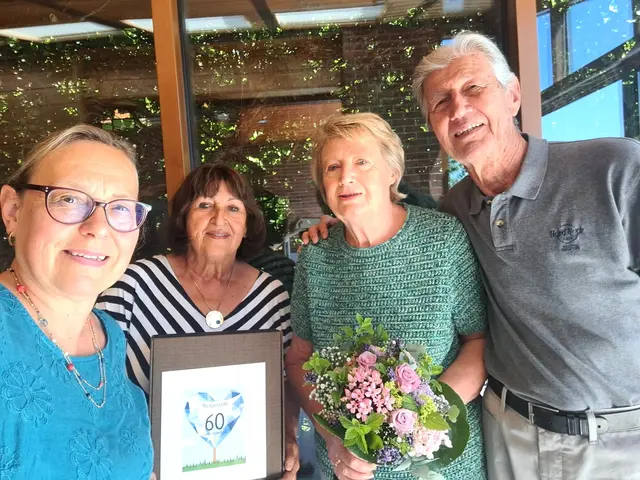 Bürgermeisterin Silvia Krispel und Gemeinderätin Christa Forster gratulieren Anna u. Erich Budin zur Diamantenen Hochzeit. | Foto: Gemeinde Lanzendorf