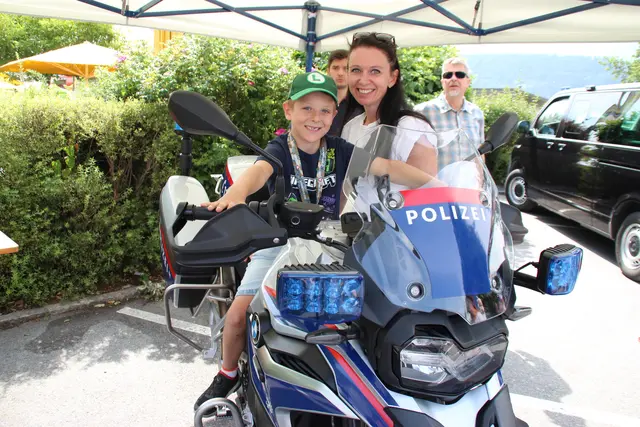 Besonders begehrt- einmal auf dem Polizeimotorrad thronen. | Foto: Manfred Jordan