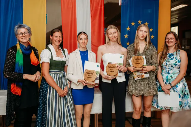 Martina Dorfinger (HAK Zwettl), Julia Rosenthaler (Abteilungsvorstand Berufsschule Edelhof/Zwettl), die Maturantinnen Kathrin Kainz, Hanna Düchler, Sandra Nechwatal und Lena Schmid (v.l.) | Foto: HAK Zwettl