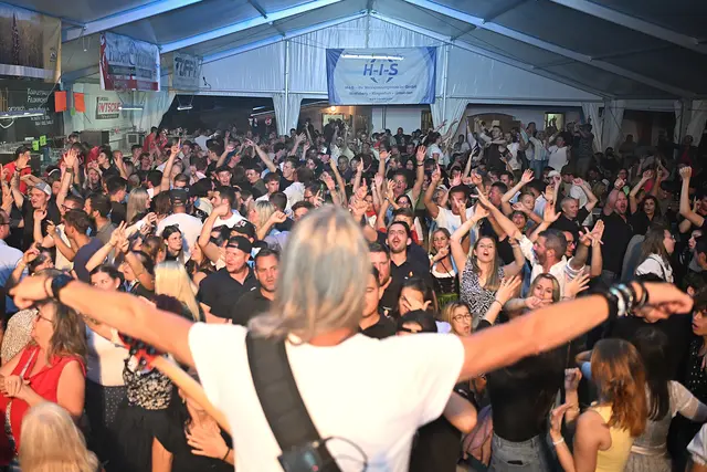 Wenn Meilenstein, hier Heli Brunner, auf der Bühne rockt, brandet Stimmung auf | Foto: Josef Bodner