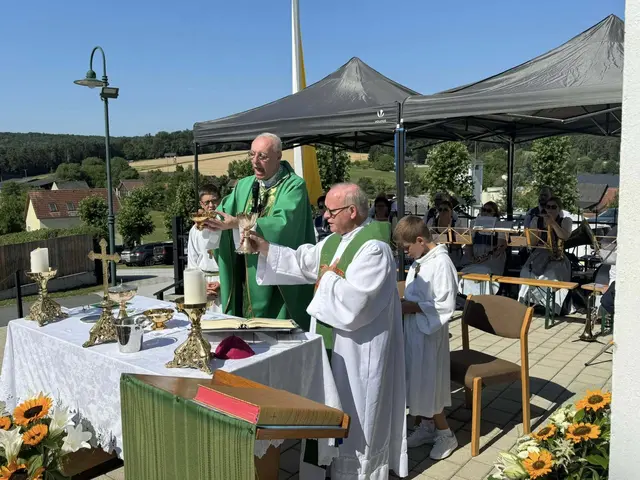 Diözesanbischof Ägidius Zsifkovics und Dechant Karl Schlögl zelebrierten den Festgottesdienst in Harmisch. | Foto: Markus Wiesler