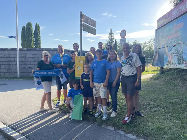 vlnr. Obfrau der Clean4tler Christina Gattermaier-Humer, Jugendleiter der Schärding Juniors Fredy Rigler, Clean4tler Beiräte Margareta Untner und Thomas Schererbauer, Clean4tler Mitglied Hedy Mayer, Jugendtrainer Manuel Hammedinger und Bichler Timo, Obfrau-Stv. der Clean4tler Tom Reischauer, Umweltstadträtin der Stadt Schärding Bianca Scharnböck, Bürgermeister der Stadt Schärding, Clean4tler Mitglied Anita Bichler und die Schärding Juniors Milian, Alexander und Fabian.
