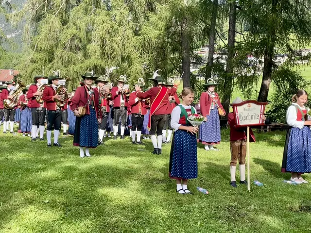 Auch Musikanten der MK Gschnitz sind von den Murenschäden im Dorf betroffen, trotzdem ließ es sich die Kapelle nicht nehmen, stolz auszurücken.  | Foto: Mair