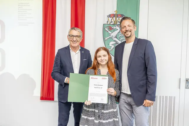 Social Media-Expertin Tamara Neubauer wurde von Josef Herk, Präsident der WKO Steiermark, und „Steirische Wirtschaft“-Chefredakteur Mario Lugger (r.) ausgezeichnet. | Foto: Fischer