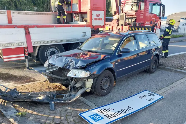 Der PKW wurde schwer beschädigt. | Foto: FF Waidhofen/Thaya