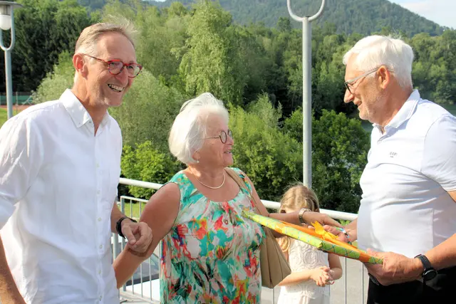 Peter und Krista Mürzl überreichten Alfred Gert ein Geschenk. | Foto: Cescutti