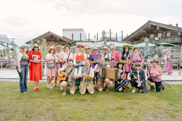 Die Gewinner der Kräuterkopfbedeckungen mit den Musikanten „Deutinger Buam“ | Foto: Hochkönig Tourismus