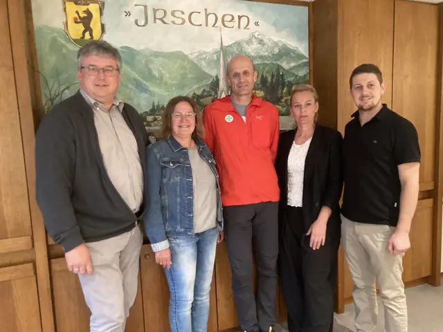 Manfred Dullnig, Andrea Wenzl, Ortsstellenleiter Bergrettung Heinz Taurer, Obfrau Gabi Gatterer, Dominik Tiefnig | Foto: Privat